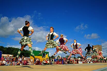 Siete bailarinas participan en Glasgow en uno de los bailes tradicionales de los Highland Games, una competicin que se celebra durante todo el verano en Escocia.