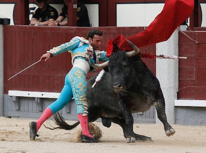 El diestro Antonio Ferrera en la faena a su segundo toro.