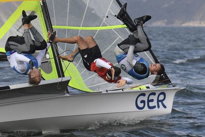 Os ganhadores do bronze Erik Heil e Thomas Ploessel (Alemanha) comemoram a vitória após a disputa final.