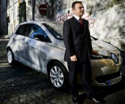Carlos Ghosn posa junto a un modelo de Renault Zoe. 