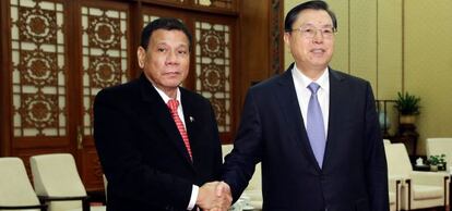 Duterte (izda.), y Zhang Dejiang, alto dirigente chino.