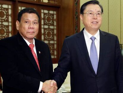 Duterte (izda.), y Zhang Dejiang, alto dirigente chino.