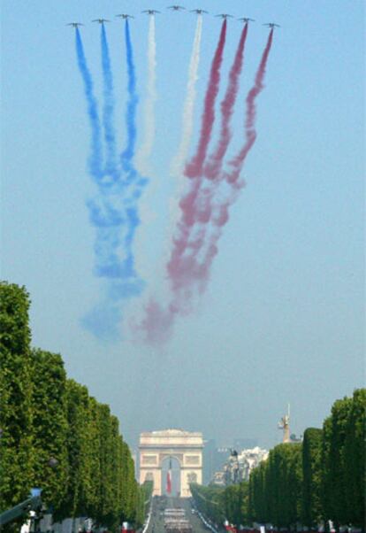 Como cada año, una patrulla aérea ha sobrevolado los Campos Elíseos de París dejando una estela con los colores de la bandera francesa.