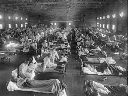 A field hospital for flu patients in Kansas, in the United States, in 1918.