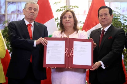 Dina Boluarte, Fernando Rospigliosi y Eduardo Aarana, con la firma del documento de amnistía este miércoles en Lima (Perú).