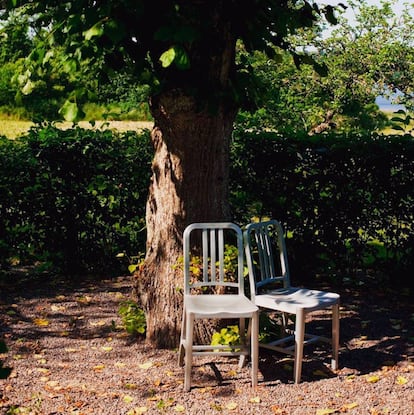 La silla 1006 de Emeco, también conocida como silla Navy, estaba diseñada para durar 150 años: resistente a la herrumbre producida por la sal marina, no magnéticas, robustas y ligeras, se decía que para la curvatura del asiento se tomó el molde de la 'pin-up' Betty Grable. |