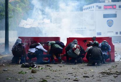 Estudantes venezuelanos protestam nesta quinta-feira, em Caracas.