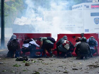 Estudantes venezuelanos protestam nesta quinta-feira, em Caracas. 