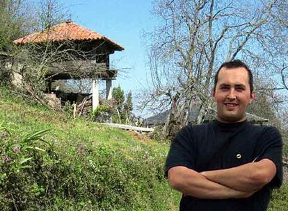 Carlos Tornadijo, en el prado de su casa, en Cangas de Narcea.