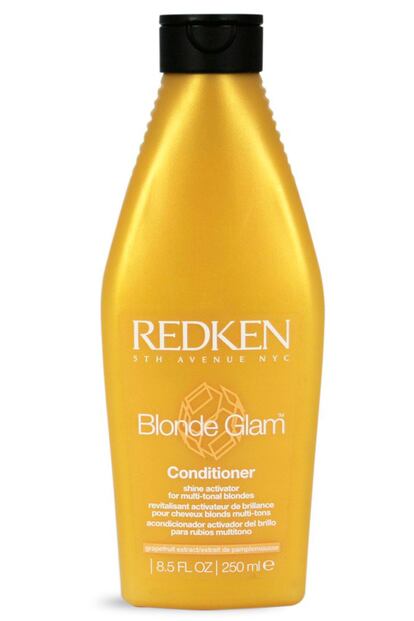 De la gama Blonde Glam de RedKen, específica para cabellos rubios, nos quedamos con el acondicionador. Además de suavizar, refuerza el brillo y la claridad, mejorando la textura. También protege contra los rayos del sol, grandes enemigos de los cabellos teñidos. Se vende en peluquerías y salones de belleza y cuesta unos 20 euros.