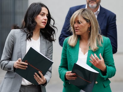La portavoz de Ciudadanos en el Congreso, Inés Arrimadas (izquierda), y la nueva portavoz nacional de CS, Patricia Guasp (derecha), en las inmediaciones de la Cámara baja, el 27 de marzo.
