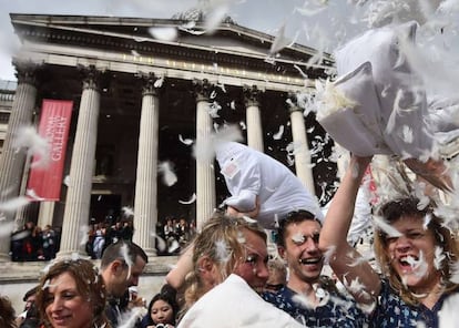 Día Internacional de la Pelea de Almohadas, celebrado en Londres.