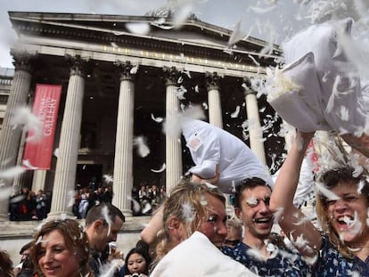 Día Internacional de la Pelea de Almohadas, celebrado en Londres.