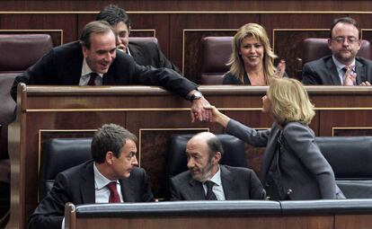 Elena Salgado felicita al exportavoz socialista José Antonio Alonso en el pleno del Congreso de los Diputados ante la presencia de José Luis Rodríguez Zapatero y Alfredo Pérez Rubalcaba, en 2010.