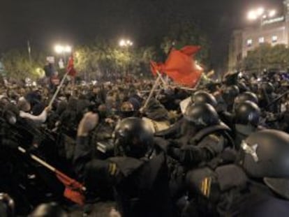 Antidisturbios de la Polic&iacute;a Nacional cargando contra los manifestantes el pasado 25 de septiembre. 
