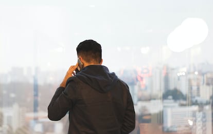 Un hombre habla por teléfono.