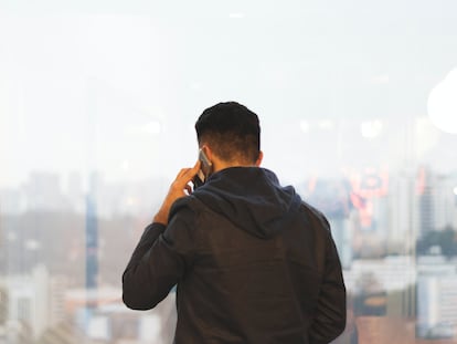 Un hombre habla por teléfono.