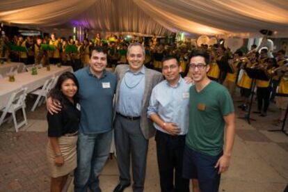 Ángel Cabrera con un grupo de estudiantes de la George Mason durante un evento.