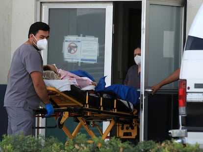 Personal de salud ingresa a una mujer afectada por covid-19 al Hospital General, en Ciudad Juárez, Chihuahua.