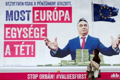 Cartel en Bruselas con el mensaje: “Primero quiso nuestro dinero, ahora la unidad de Europa está en juego”.