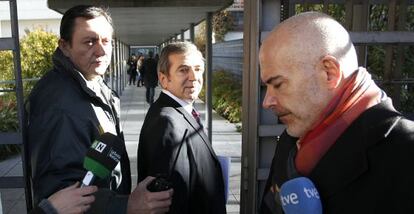 Ginés Jiménez, en el centro, a la entrada del juicio.