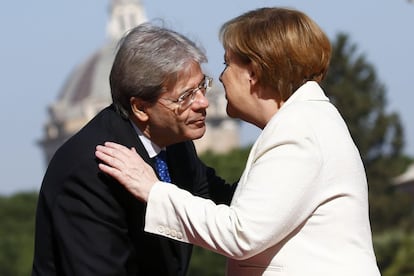 La canciller alemana, Angela Merkel, es recibida por el primer ministro italiano, Paolo Gentiloni, en el Palacio Campidoglio en Roma.