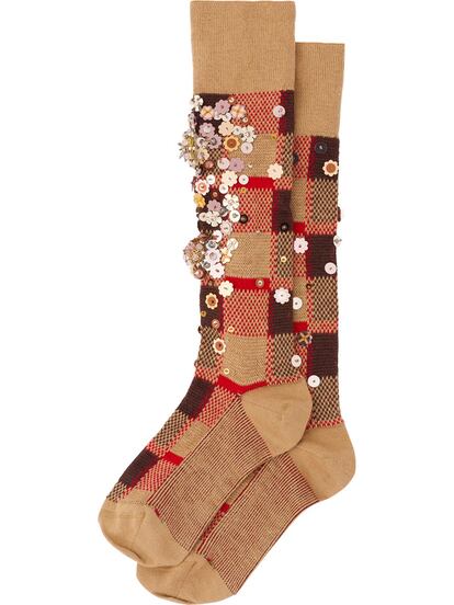 Los calcetines se convierten en protagonistas de los looks de noche gracias a diseños como este de Miu Miu con lentejuelas y pedrería bordadas.

680€