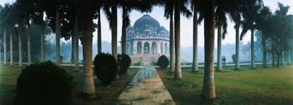 Templo funerario rodeado de palmeras en Lodi Gardens, en Nueva Delhi.