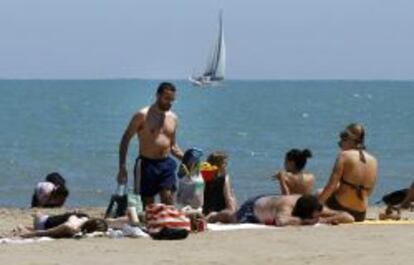 Varias personas disfrutan en la playa de Valencia. EFE/Archivo