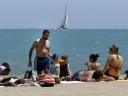 Varias personas disfrutan en la playa de Valencia. EFE/Archivo