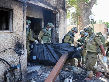 Soldados israelíes sacan un cuerpo de un edificio destruido tras un ataque de Hamás.