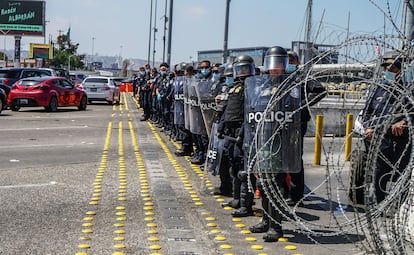 Miembros de la patrulla fronteriza cierran el paso a migrantes centroamericanos que intentan ingresar desde Tijuana a Estados Unidos para pedir asilo.