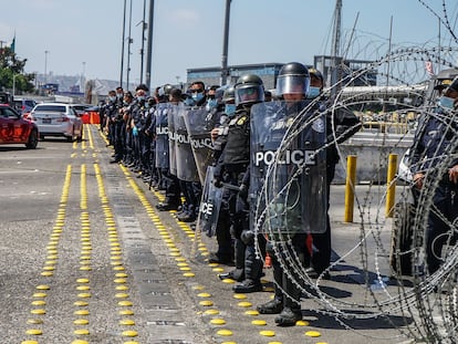 Miembros de la patrulla fronteriza cierran el paso a migrantes centroamericanos que intentan ingresar desde Tijuana a Estados Unidos para pedir asilo.