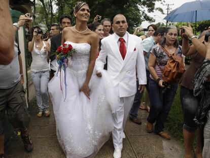 Ignacio y Wendy abandonan el juzgado de La Habana convertidos en marido y mujer.