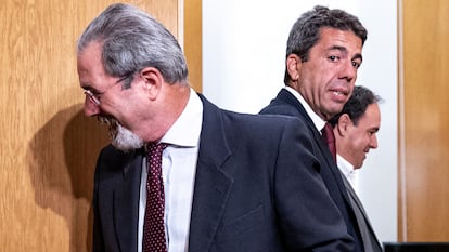 Carlos Mazón, del PP, a la derecha, con Carlos Flores, de Vox, tras la reunión en Les Corts en la que se anunció el pacto el 14de junio.