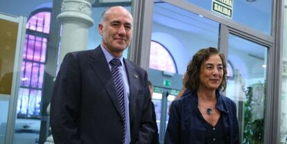 La consejera de Educación, Cristina Uriarte, junto al rector de la UPV, Iñaki Goirizelaia, este lunes en Bilbao.