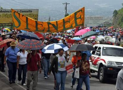 Manifestación de partidarios del presidente hondureño depuesto, Manuel Zelaya, ayer en Tegucigalpa.