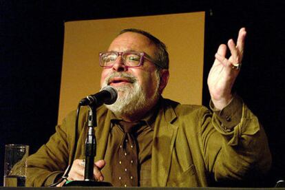 Fernando Savater, durante su intervención en la Feria del Libro de Buenos Aires.