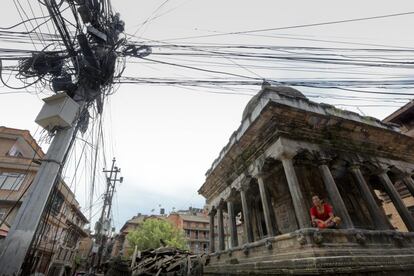 Enjambre de cables en una calle de Katmandú.