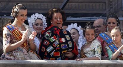 La alcaldesa de Valencia, Rita Barber&aacute;, luciendo capa de tuno junto a las principales falleras y &#039;bellees del foc&#039;.