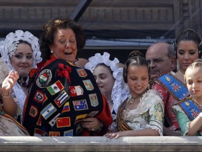 La alcaldesa de Valencia, Rita Barber&aacute;, luciendo capa de tuno junto a las principales falleras y &#039;bellees del foc&#039;.