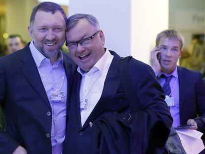 Andrey Kostin, presidente de VTB (derecha), junto al multimillonario Oleg Deripaska, el miércoles en Davos. 
