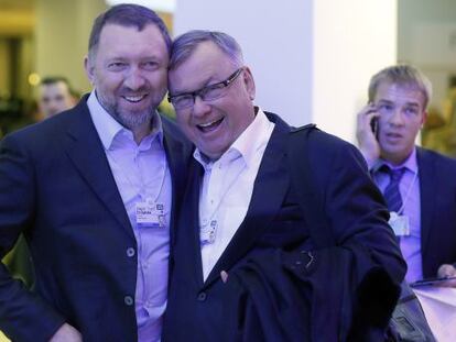 Andrey Kostin, presidente de VTB (derecha), junto al multimillonario Oleg Deripaska, el miércoles en Davos.