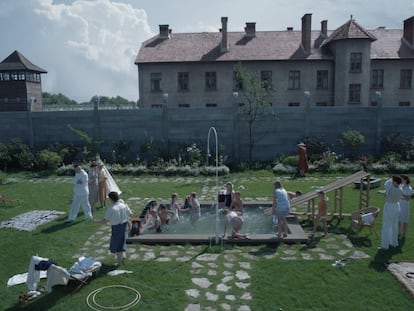 Una imagen de 'La zona de interés', con el jardín de la casa del comandante de Auschwitz y, al fondo, el campo de exterminio.