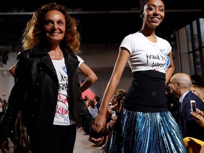 La diseñadora Diane von Furstenberg desfila junto a una modelo con las camisetas creadas por ella.