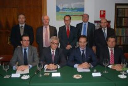 En primer plano, los representantes de Asedas, Aecoc, FIAB y FEHR. Detr&aacute;s, los portavoces de Cooperativas agroalimentarias, Anged, Fehrcarem, CEC y ACES (de izquierda a derecha).