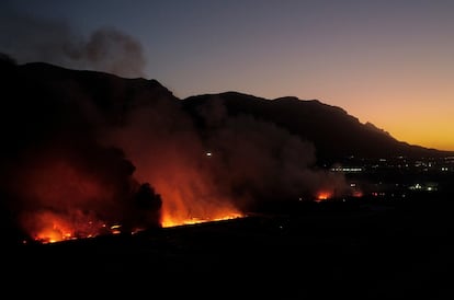 El Gobierno de Nuevo León registrado más de 300 reportes de incendios en lotes baldíos, fábricas y pastizales de municipios de la zona metropolitana de la capital del Estado.