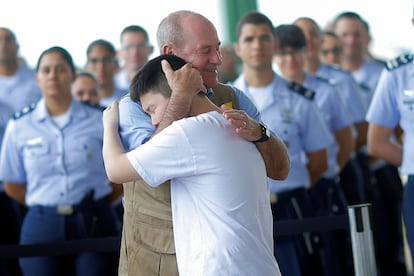 Ministro da Defesa, Fernando Azevedo, abraça garoto após fim de quarentena por causa do coronavírus.