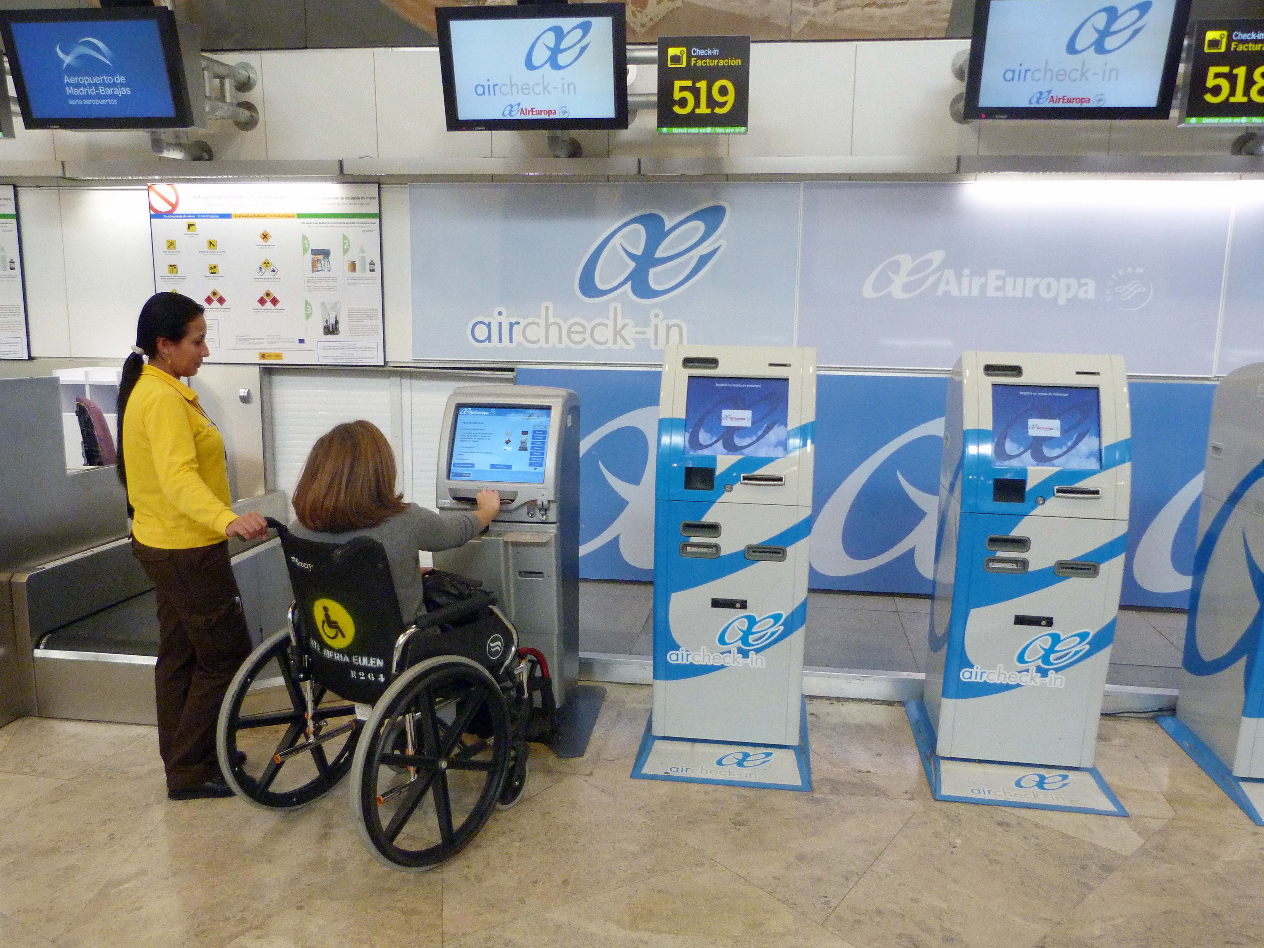 Aena lanza un concurso de 400 millones para la atención a personas con movilidad reducida en 20 aeropuertos