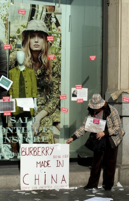 Varios trabajadores se habían concentrado en febrero del año pasado, frente a la tienda de Burberry en Barcelona, para protestar por el ERE.